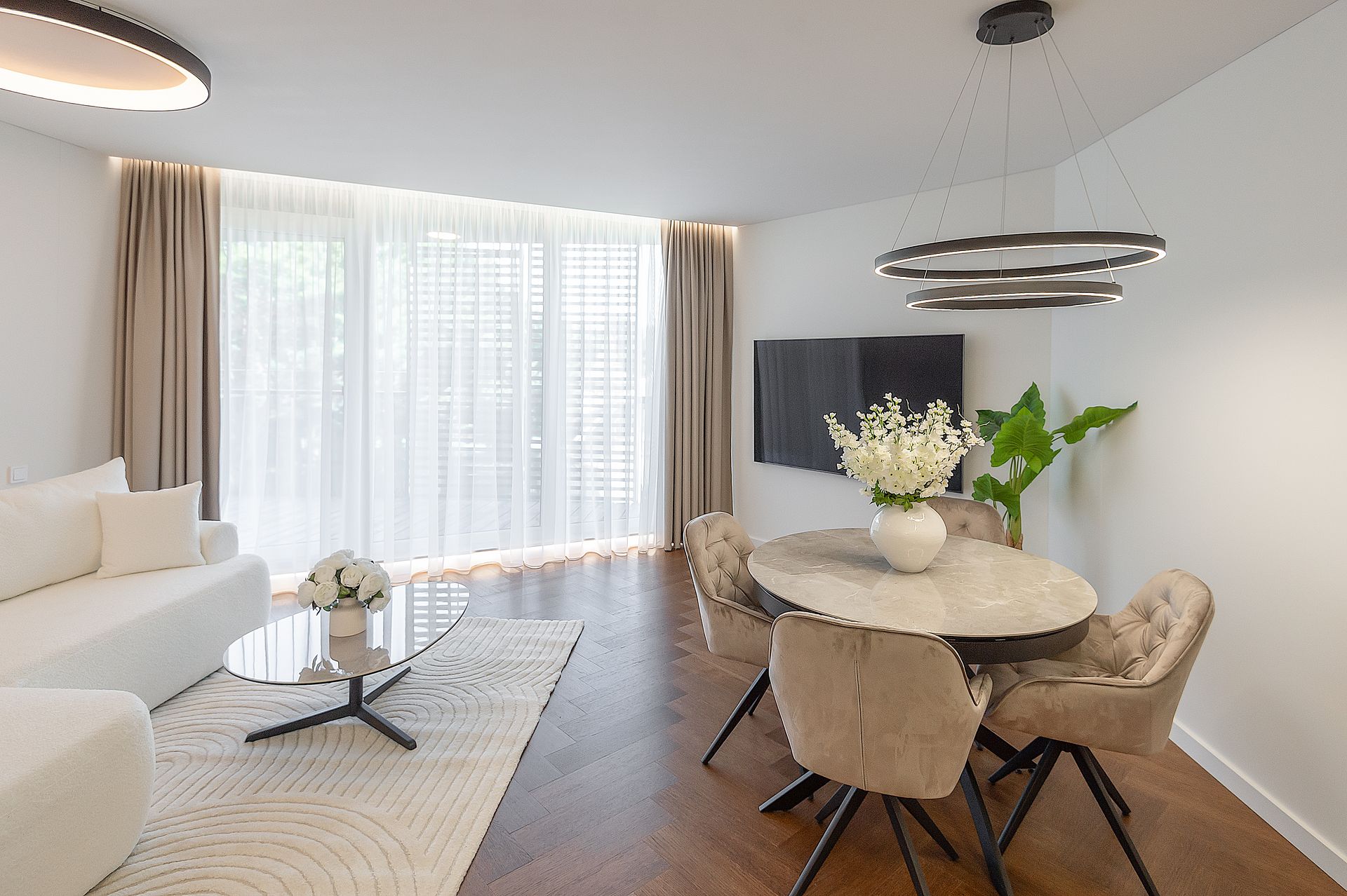 L1 apartamentai, atviro plano svetainė ir valgomasis