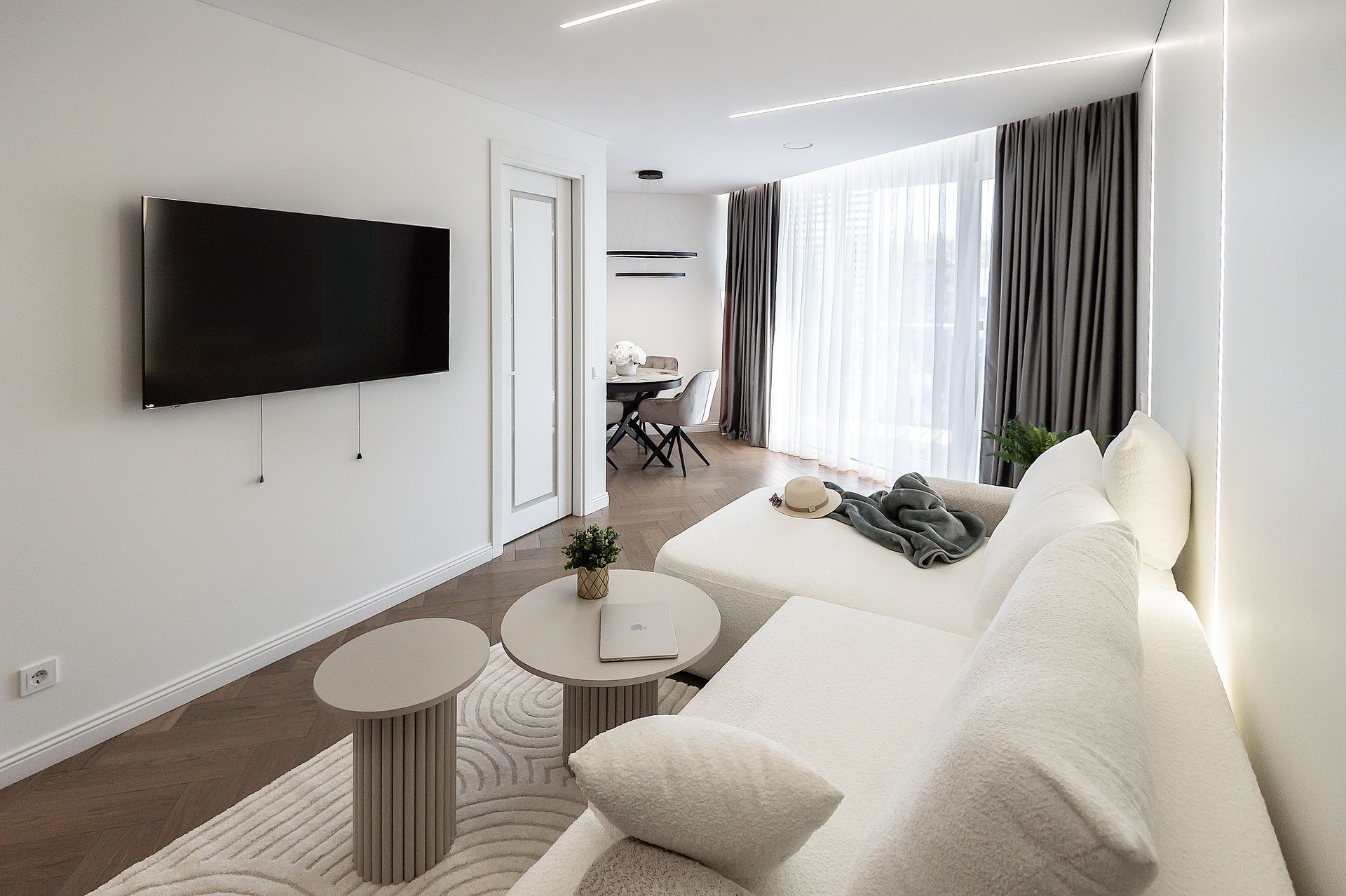 L4 apartamentai, svetainė su TV ir natūralia šviesa
